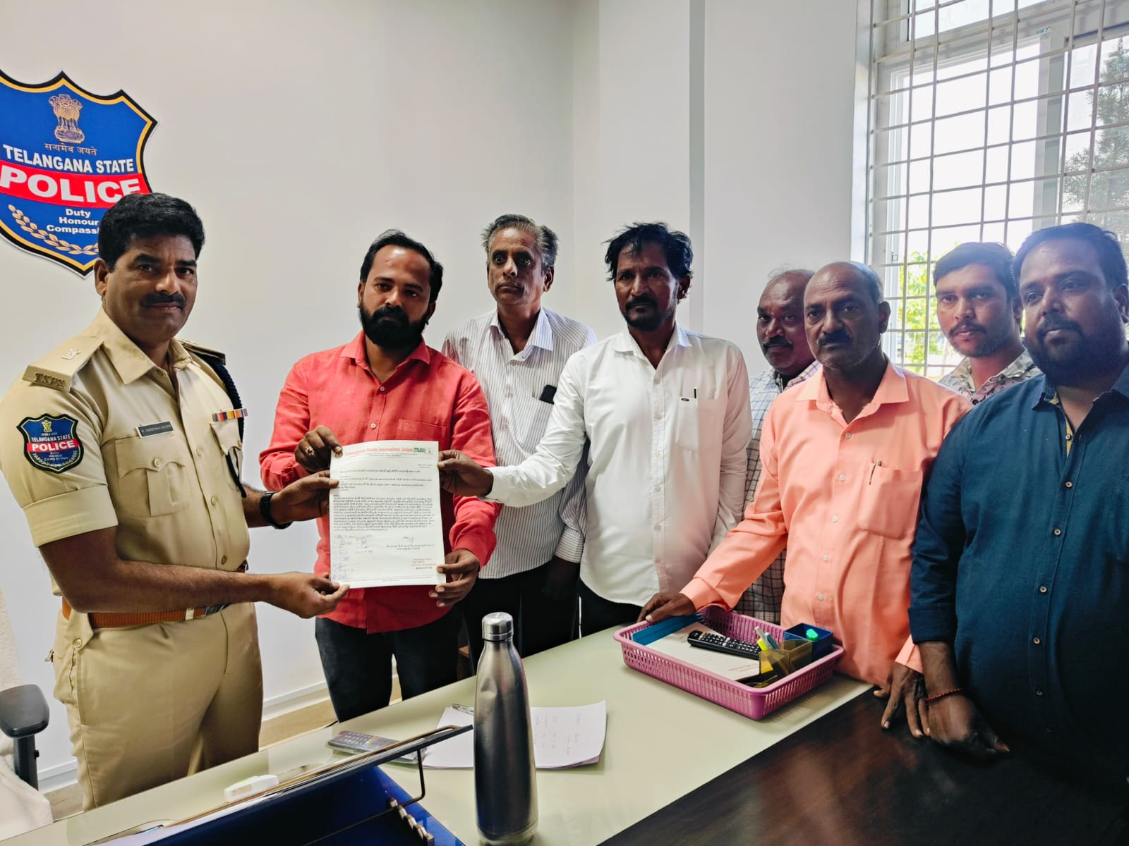 జర్నలిస్ట్ పైదుర్భాషలాడిన డి.ఎస్.పి