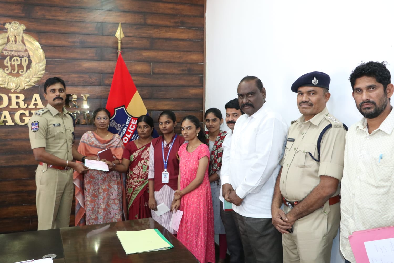 అనారోగ్య సమస్యలతో మరణించిన ఏఆర్ హెడ్ కానిస్టేబుల్ కుటుంబానికి చెక్కును అందజేసిన జిల్లా ఎస్పీ రోహిత్ రాజు ఐపిఎస్