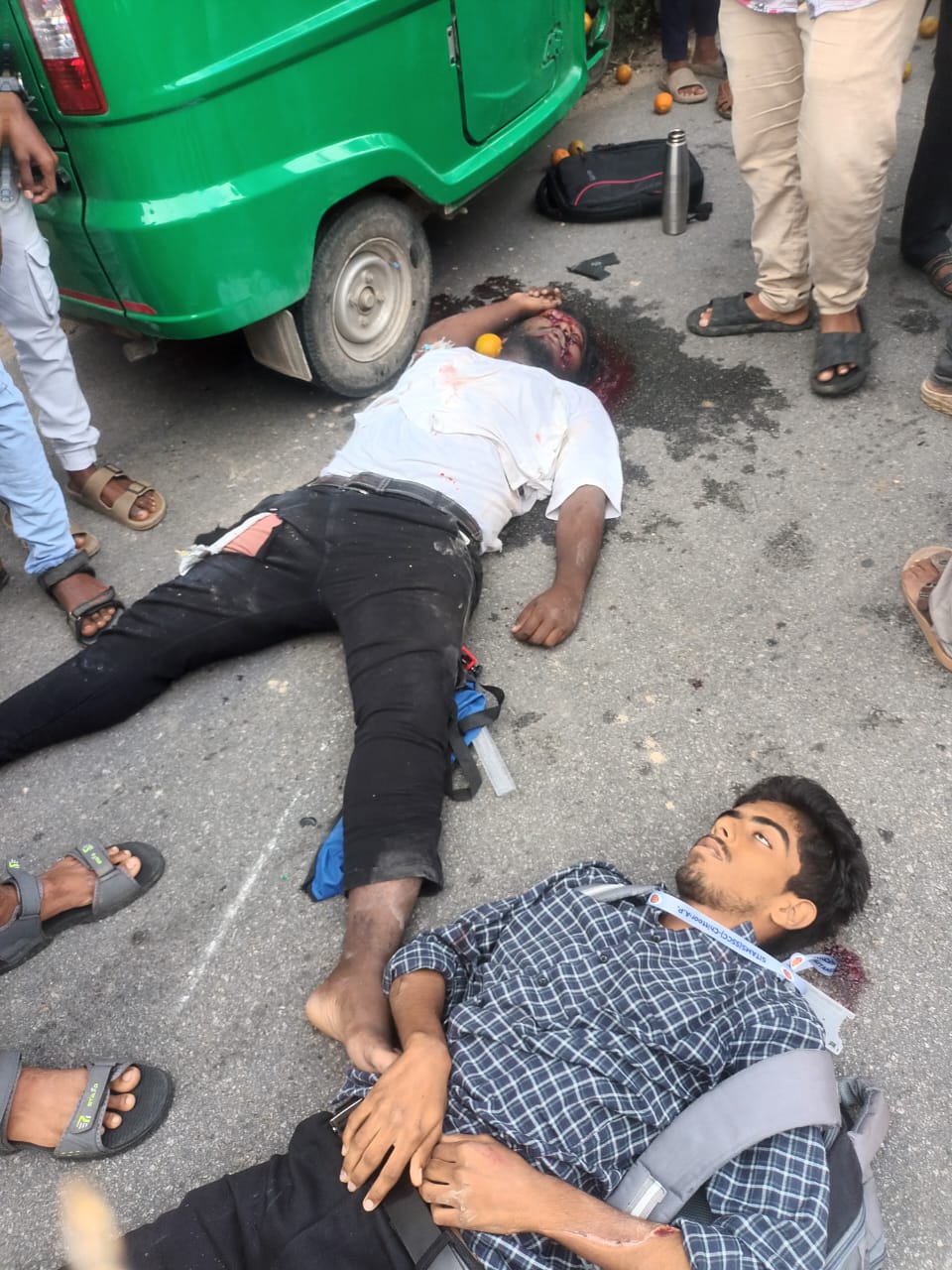 ఆటోని ఢీకొట్టిన ద్విచక్ర వాహనం  ఇద్దరు విద్యార్థులు దుర్మరణం