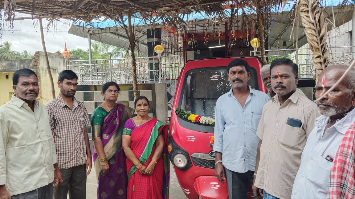మాజీ జెడ్పిటిసి పి.కళావతి మహేంద్ర ఆధ్వర్యంలో చెత్త సేకరణ వాహనానికి పూజలు