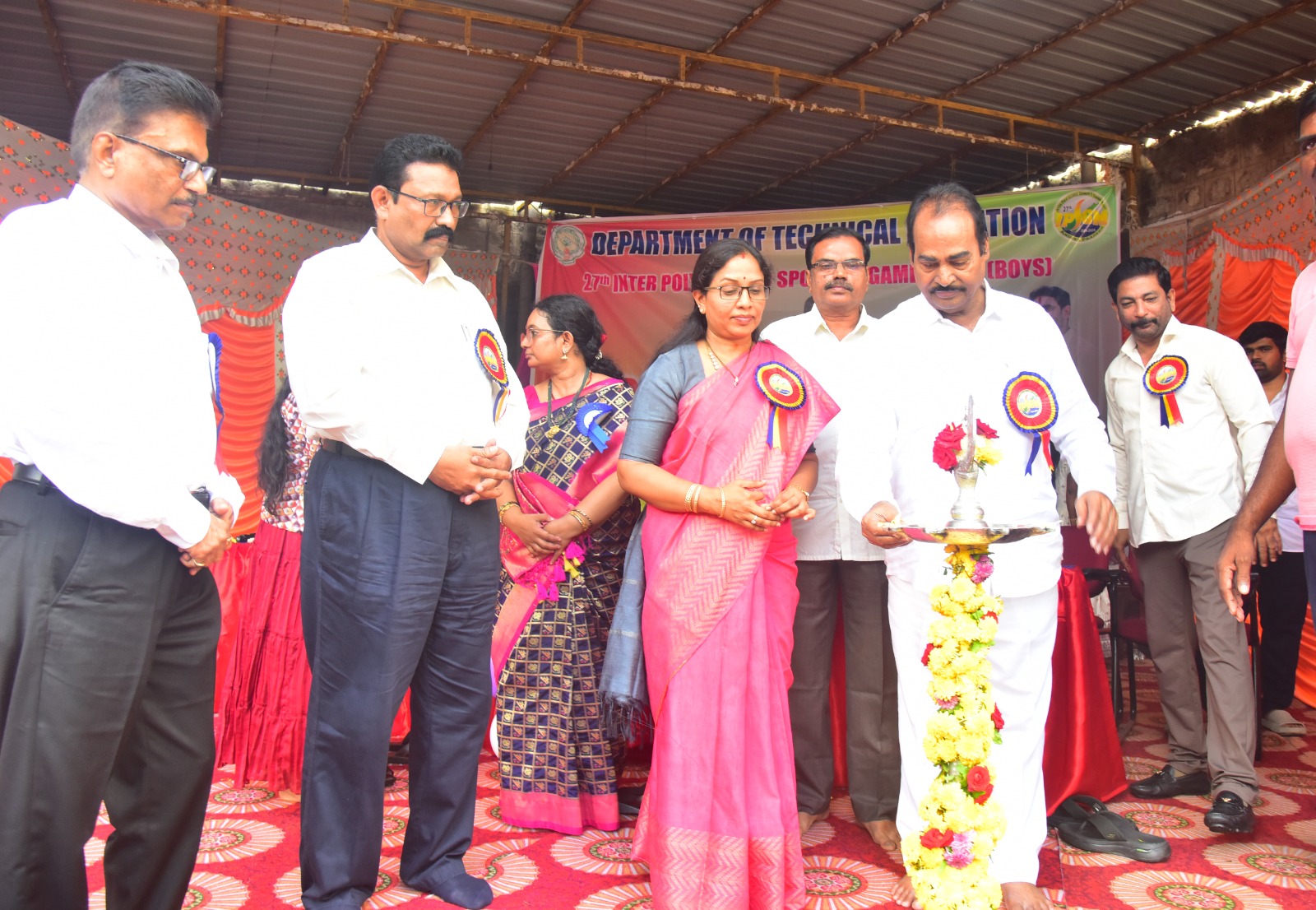 క్రీడ‌ల్లోనూ విద్యార్థులు రాణించాలిఃఎమ్మెల్యే ఆర‌ణి శ్రీనివాసులు