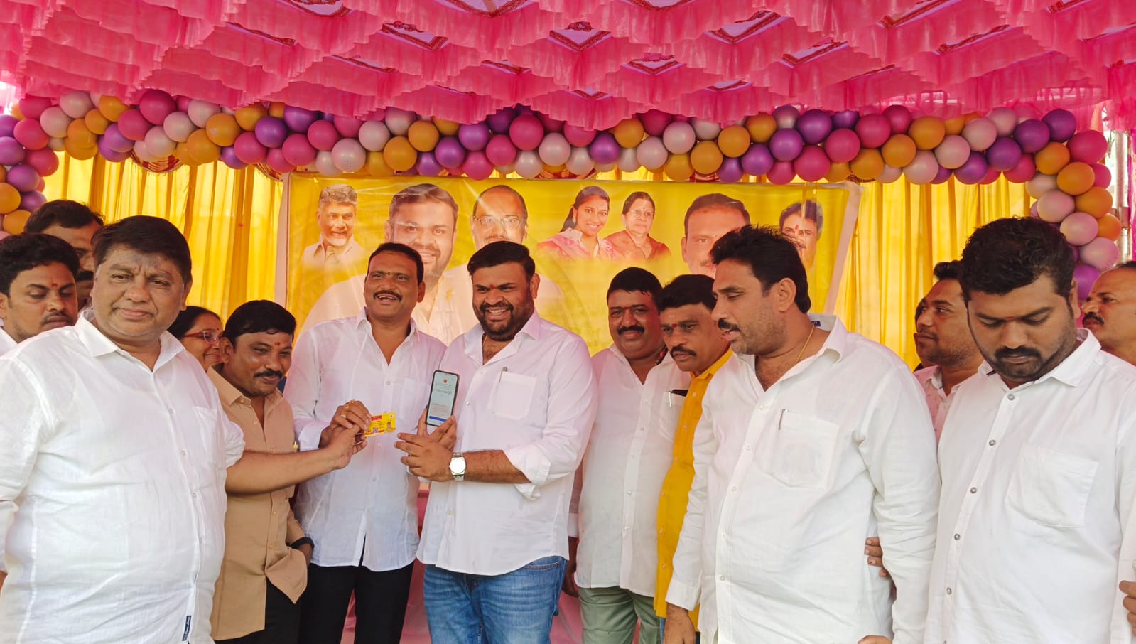 లక్ష రూపాయలు చెల్లించి టీడీపీ శాశ్వత సభ్యతం తీసుకున్న లక్కమనేని మధుబాబుతిరుపతి జిల్లా శ్రీకాళహస్తి