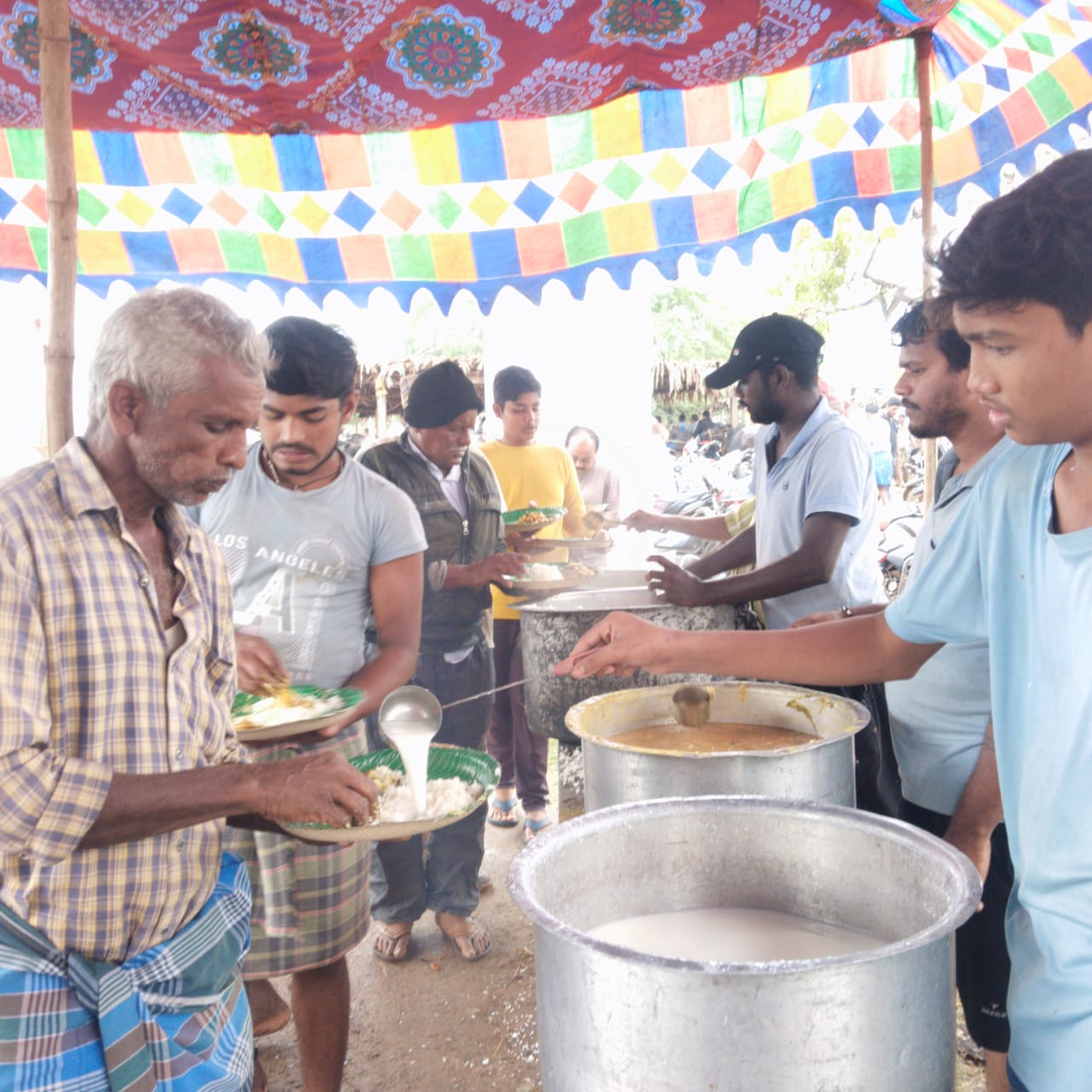 రైతుల కోసం 125 వారం కొనసాగుతున్న డొక్కా సీతమ్మ అన్న సదుపాయ కేంద్రం,సాయి ప్రియ సేవా సంస్థ వ్యవస్థాపక అధ్యక్షులు జ్యోతుల శ్రీనివాస్