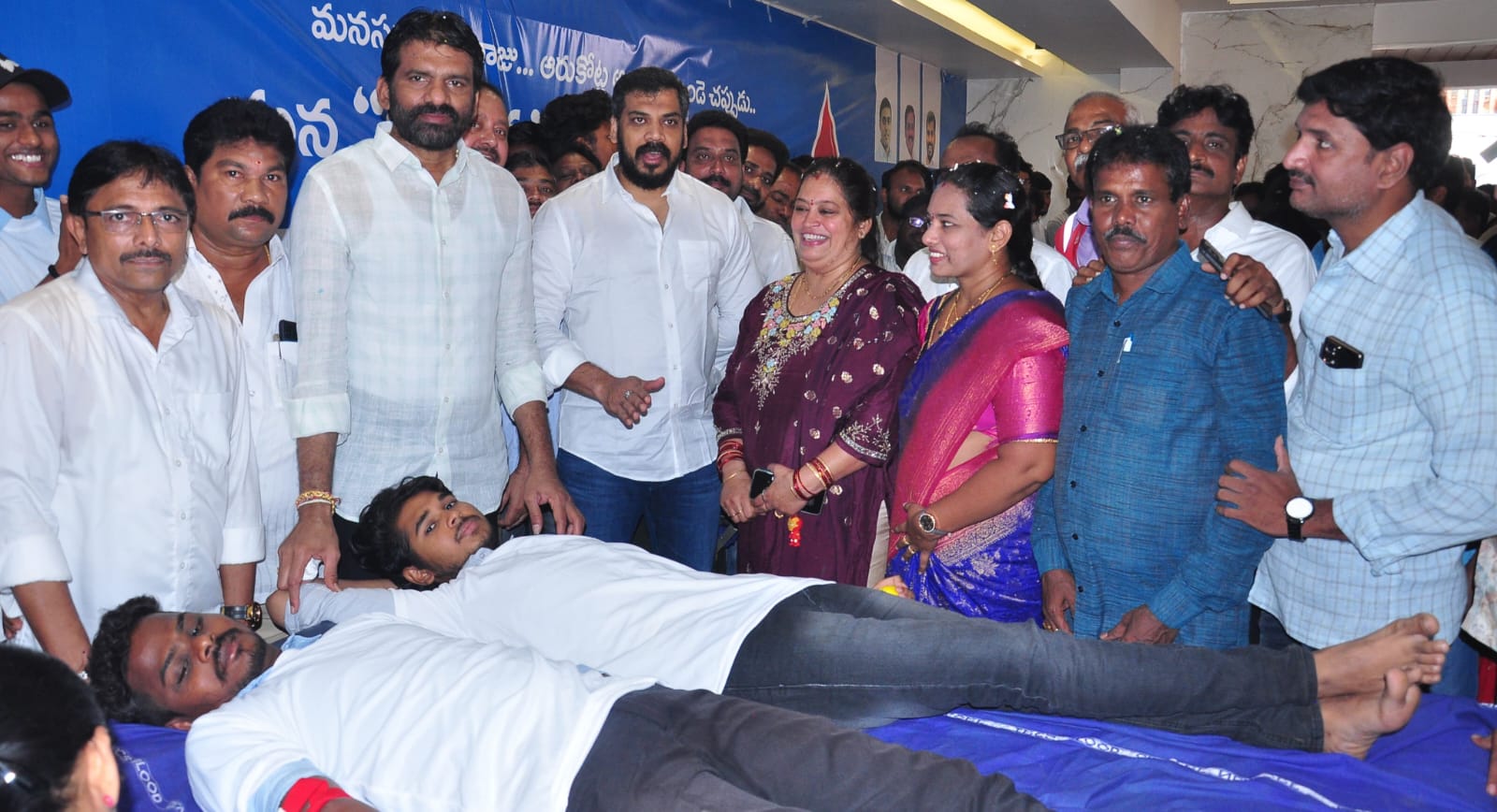 నెల్లూరులో ఘనంగా మాజీ ముఖ్యమంత్రి , వైయస్సార్సీపి పార్టీ అధ్యక్షులు వైఎస్ జగన్మోహన్ రెడ్డి జన్మదిన వేడుకలు