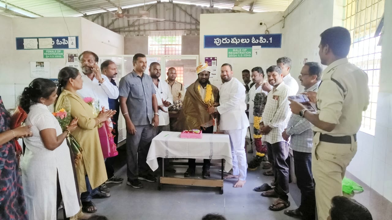 ఏపీఎంఈడబ్ల్యూ రాష్ట్ర కార్యదర్శి పుట్ట మహేందర్ ను సన్మానించిన చక్రధర్ సిద్ధాంతి