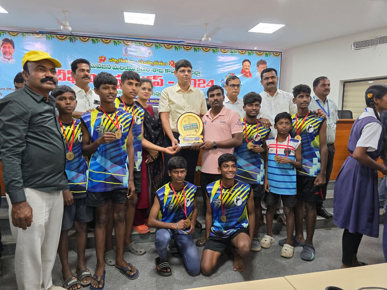 సీఎం కప్ ఖో ఖో మొదటి బహుమతి కలెక్టర్ చేతుల మీదుగా అందజేత