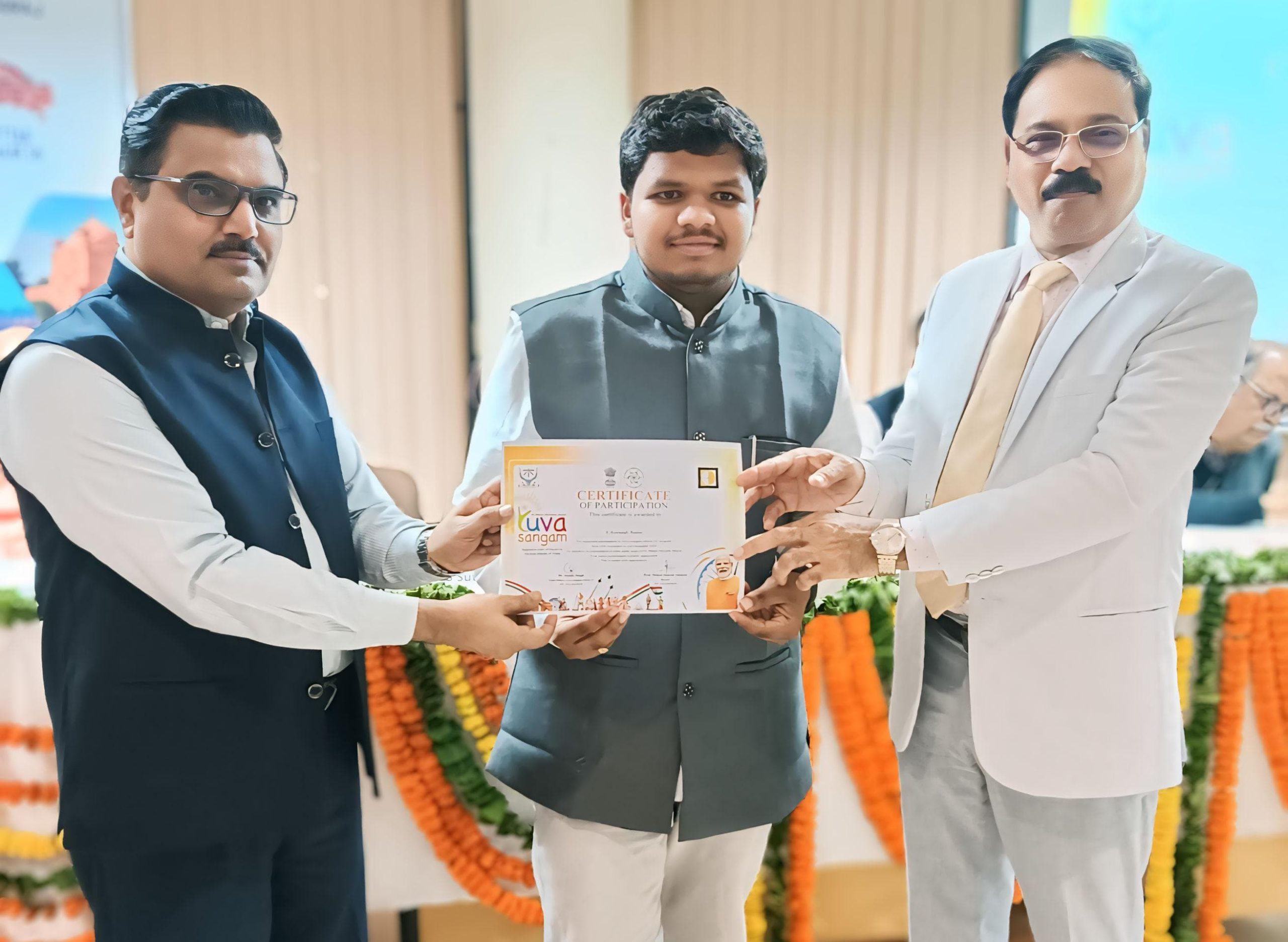 అలహాబాద్ హైకోర్టు జడ్జి జస్టిస్ శేఖర్ కుమార్ యాదవ్ IIIT అలహాబాద్ డైరెక్టర్ శ్రీ ప్రొఫెసర్ ముకుల్ సుతానే నుంచి ప్రసాంశా పత్రాన్ని అందుకుంటున్న కె.హరిష్ బాబు