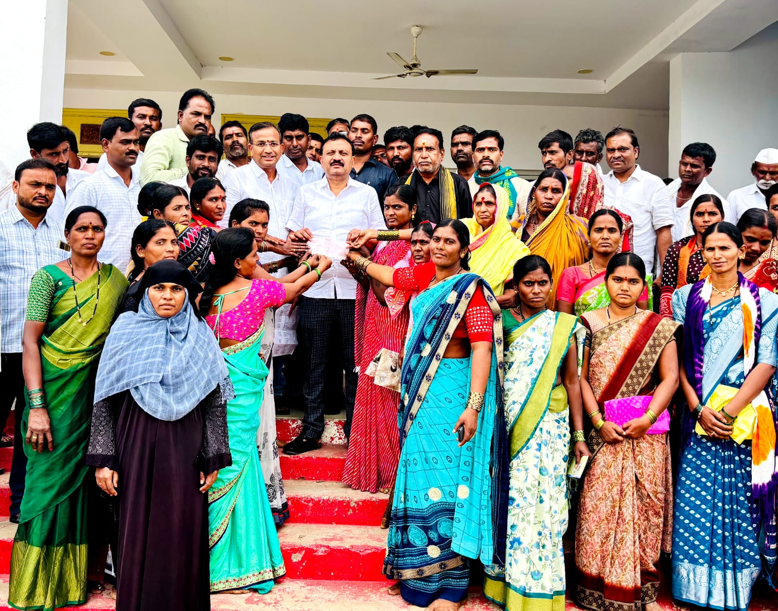 సీఎంఆర్ఎఫ్,డబుల్ బెడ్రూం చెక్కుల పంపిణీ