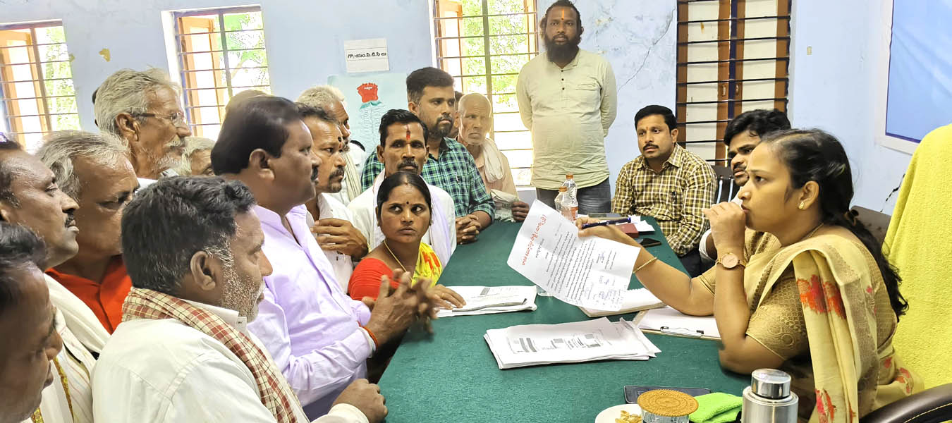ప్రజావాణిలో ఫిర్యాదులను సేకరిస్తున్న సబ్ కలెక్టర్