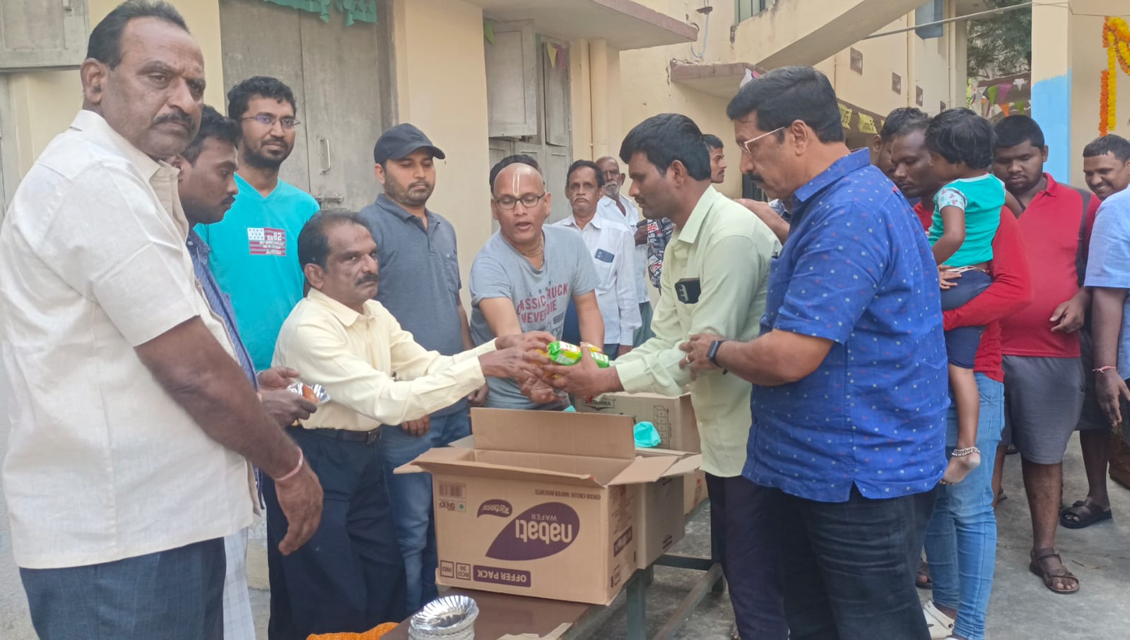 అంధులకు పండ్లు, బిస్కెట్లు పంపిణీసామాజిక సేవా కార్యక్రమాల్లో శ్రీ జగద్గురు సేవా సమితి
