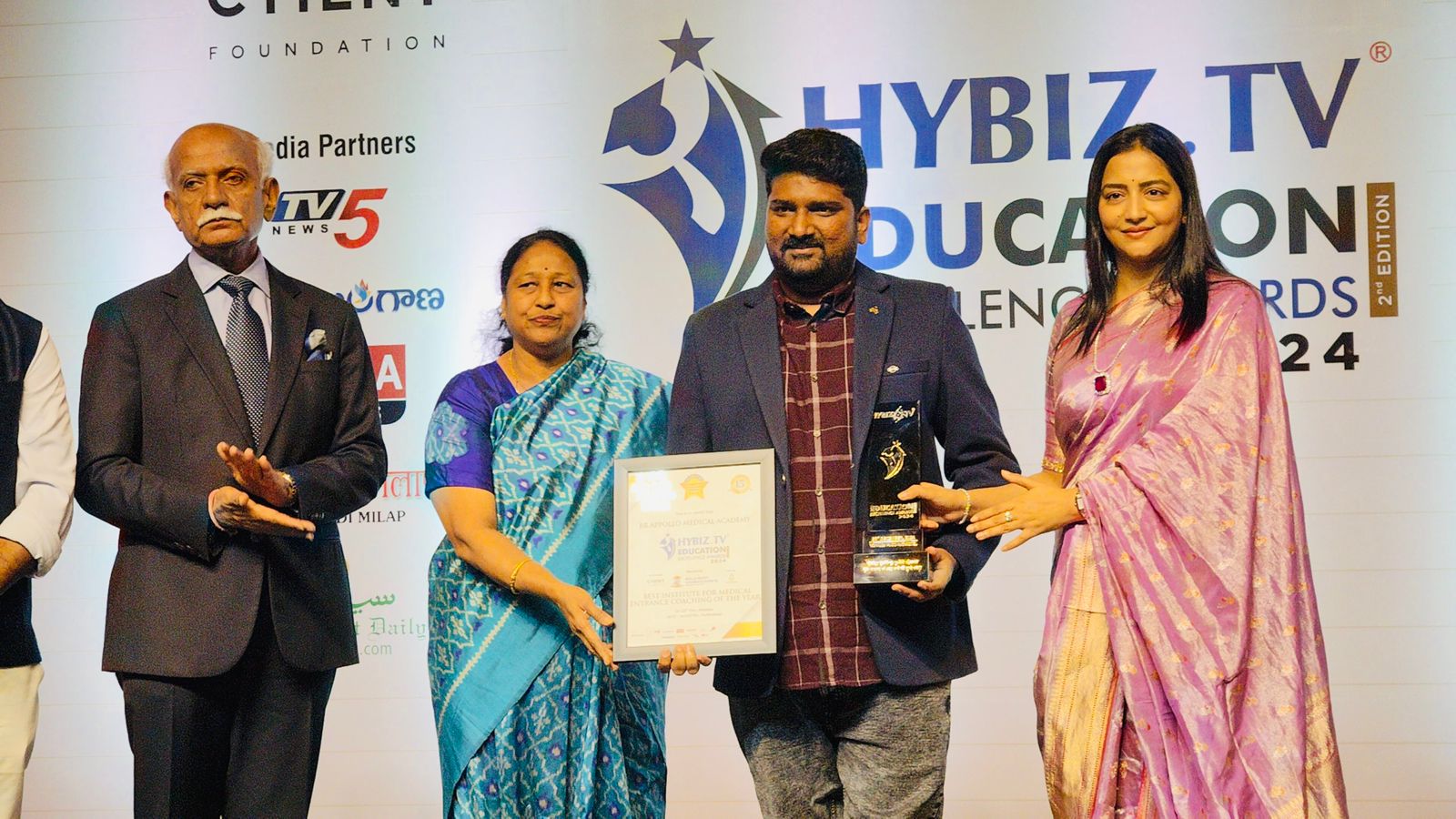 ఉత్తమ ఎడ్యుకేషన్ ఎక్సలెన్స్ అవార్డు అందుకున్న రమణారెడ్డి