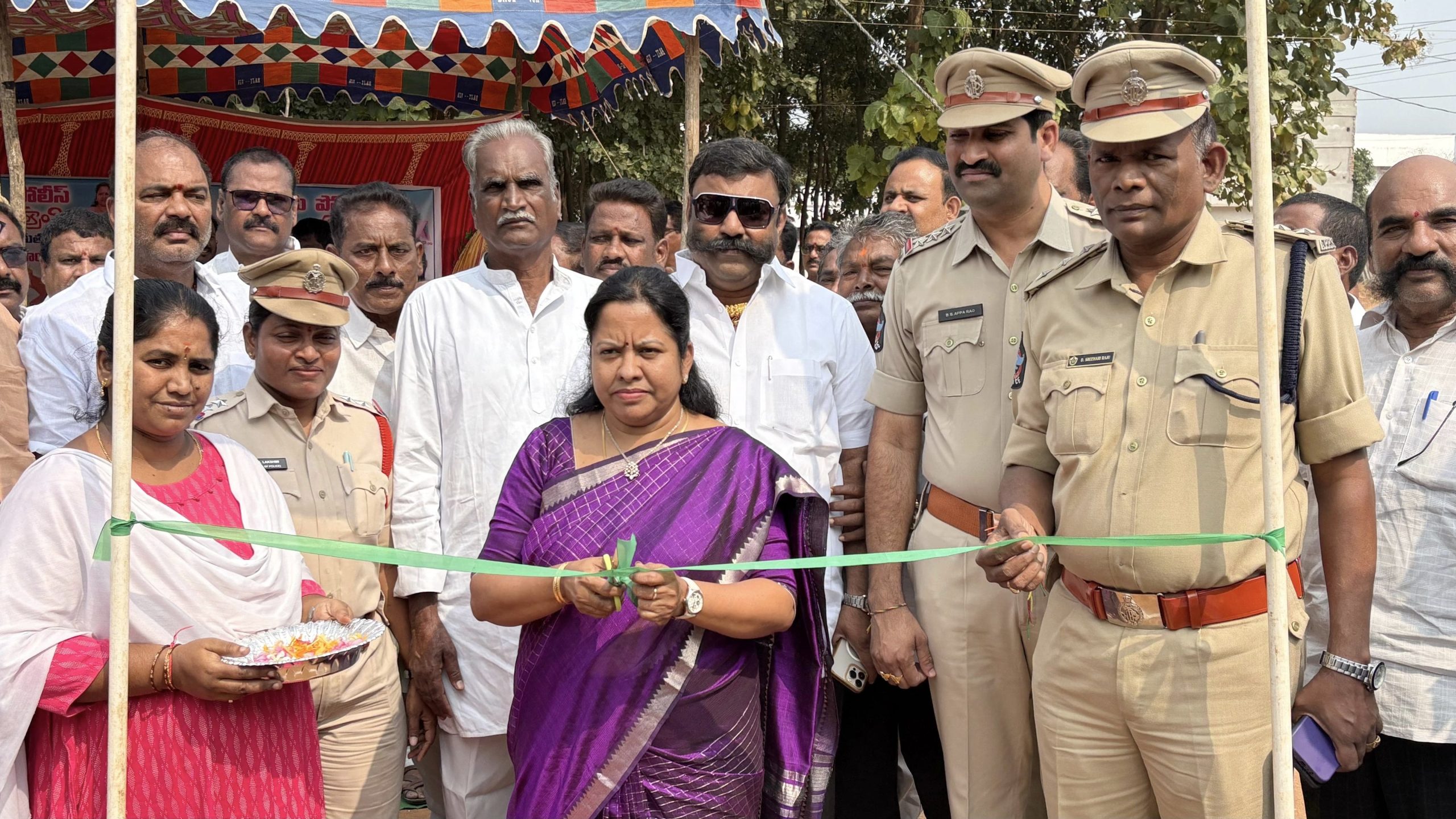 ప్రత్తిపాడు పోలీసుల ఆధ్వర్యంలో ఏర్పాటు చేసిన సంప్రదాయ క్రీడలను ప్రారంభించిన ఎమ్మెల్యే సత్యప్రభ