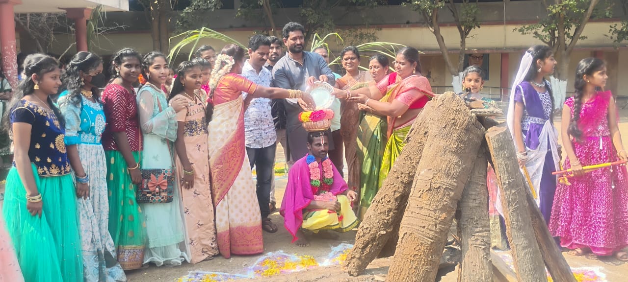 ప్రభుత్వ ఉన్నత పాఠశాలలో సంక్రాంతి సంబరాలు.