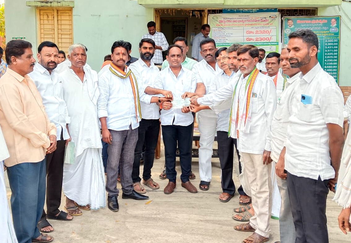 కళ్యాణ లక్ష్మి చెక్కుల పంపిణీ.. పిట్లం ఏఎంసీ చైర్మన్ మనోజ్ కుమార్