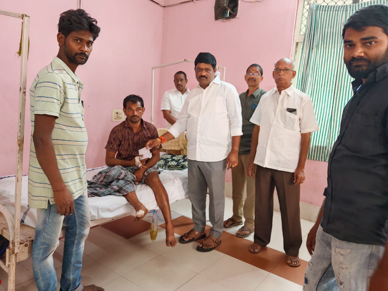 విద్యుత్ షాక్ గురైన వ్యక్తులను పరామర్శించి ఆర్థిక సాయం అందచేసిన ముదునూరి