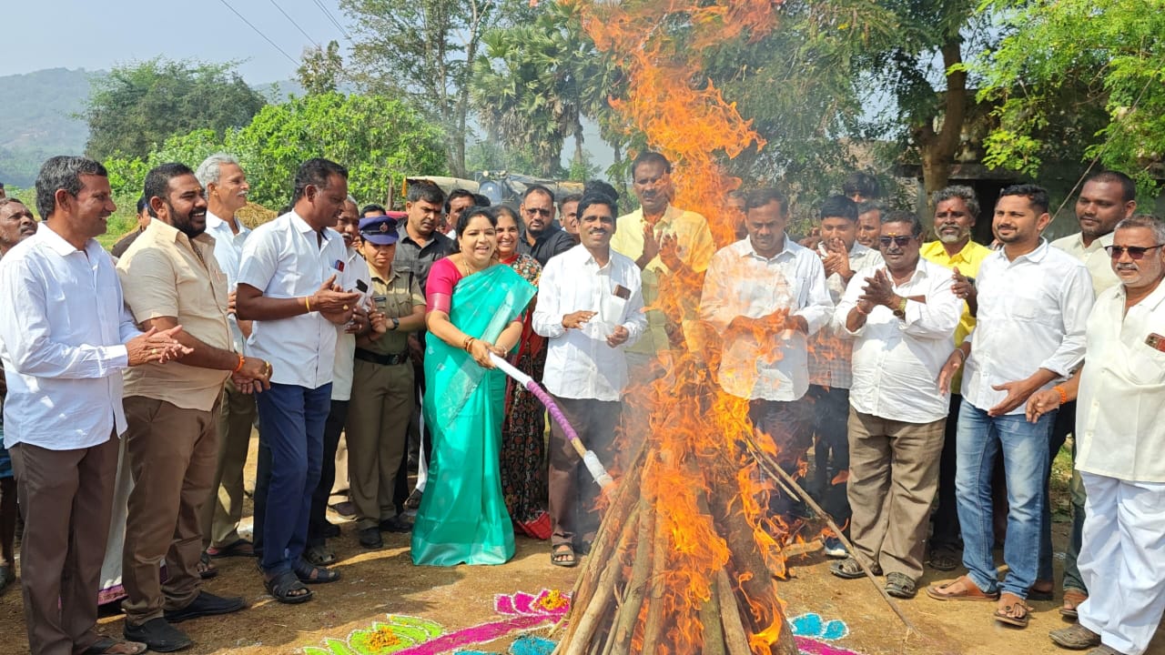 ముందస్తుసంక్రాంతి సంబరాల్లో మంత్రి గుమ్మడి సంధ్యారాణి