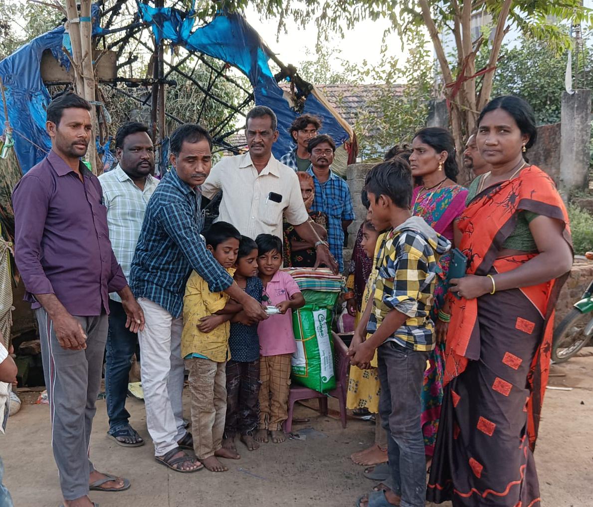 అగ్నికి సర్వం కోల్పోయిన కుటుంబానికి తమ వంతు చేయూత
