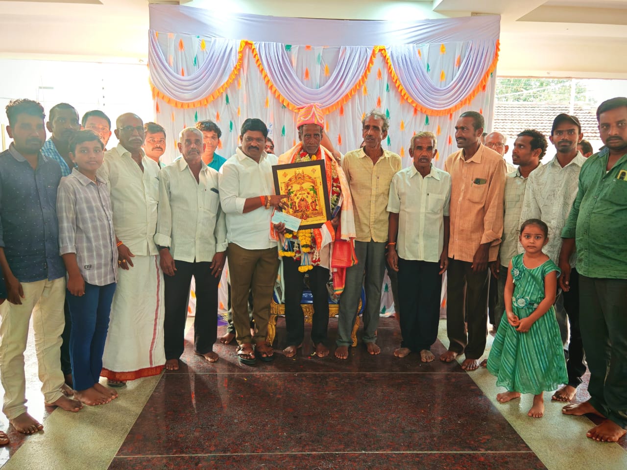 రాష్ట్ర స్థాయి ఎడ్ల పోటీల విజేతని సన్మానించిన ముదునూరి