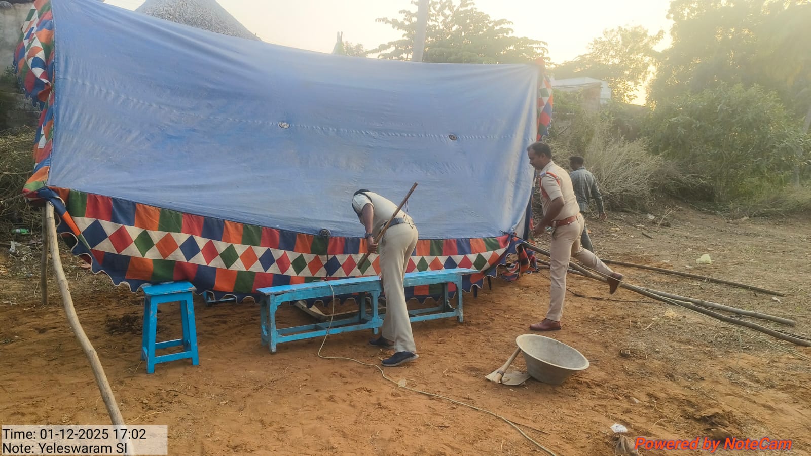 కోడి పందాల శిబిరం ఏర్పాట్లను అడ్డుకున్న పోలీసులు