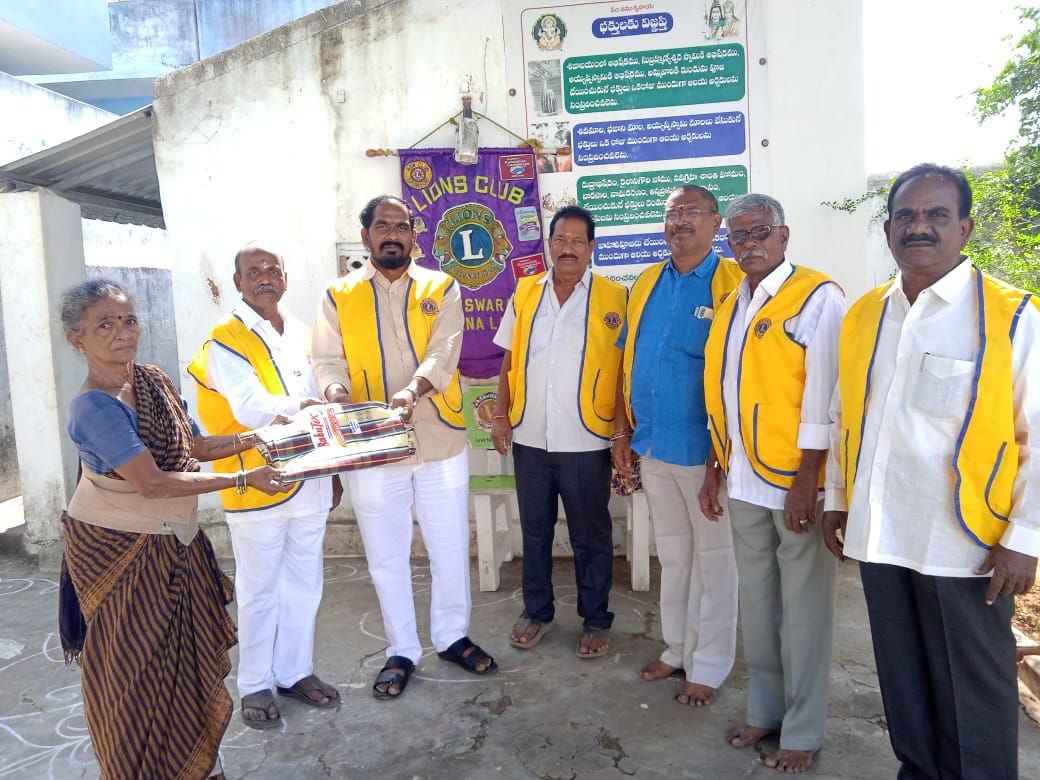 లయన్స్ క్లబ్ దుప్పట్లు పంపిణీ.