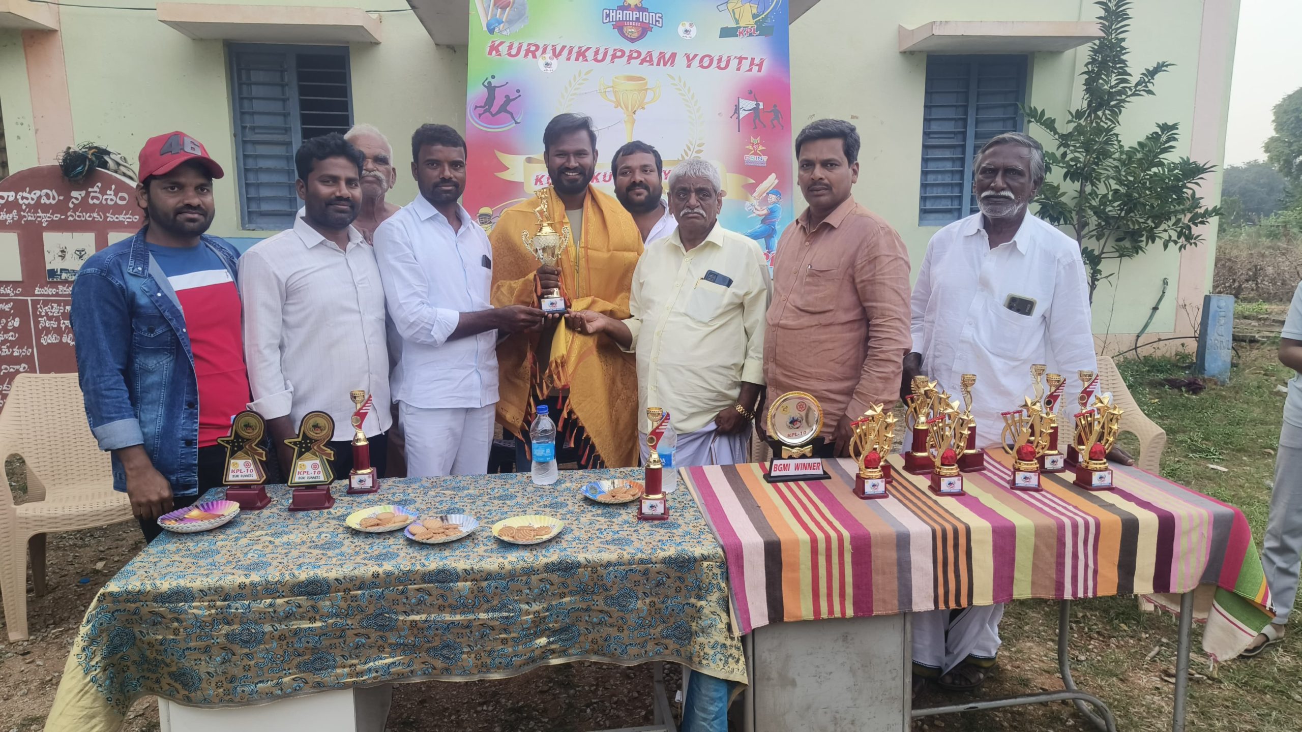 గ్రామీణ క్రీడాకారులను ప్రోత్సహిస్తున్న కురివికుప్పం యూత్సంక్రాంతి క్రీడా పోటీలలో విన్నర్ రన్నర్స్ కు బహుమతులు అందజేసిన టిడిపి నాయకులు