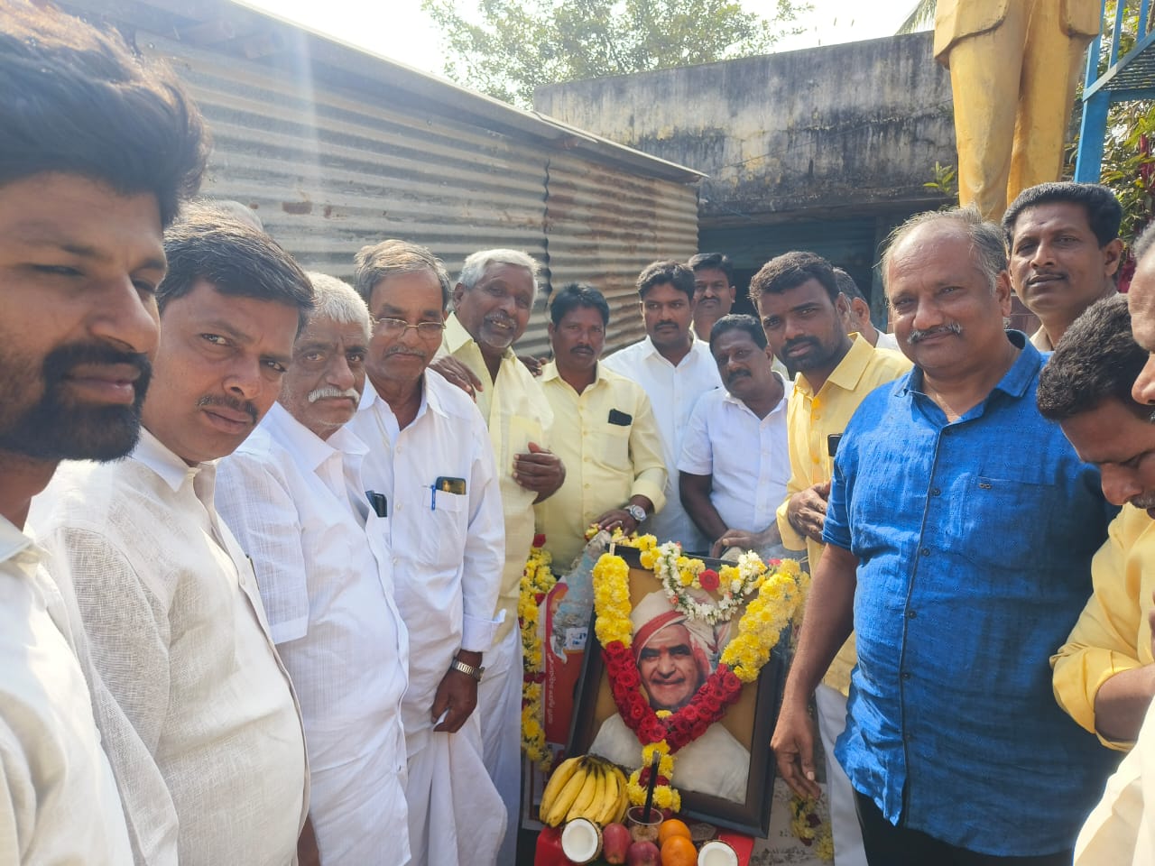 వెదురుకుప్పం మండల కేంద్రం లో ఎన్టీఆర్ చిత్రపటాని కి నివాళులు అర్పించిన టిడిపి నాయకులు