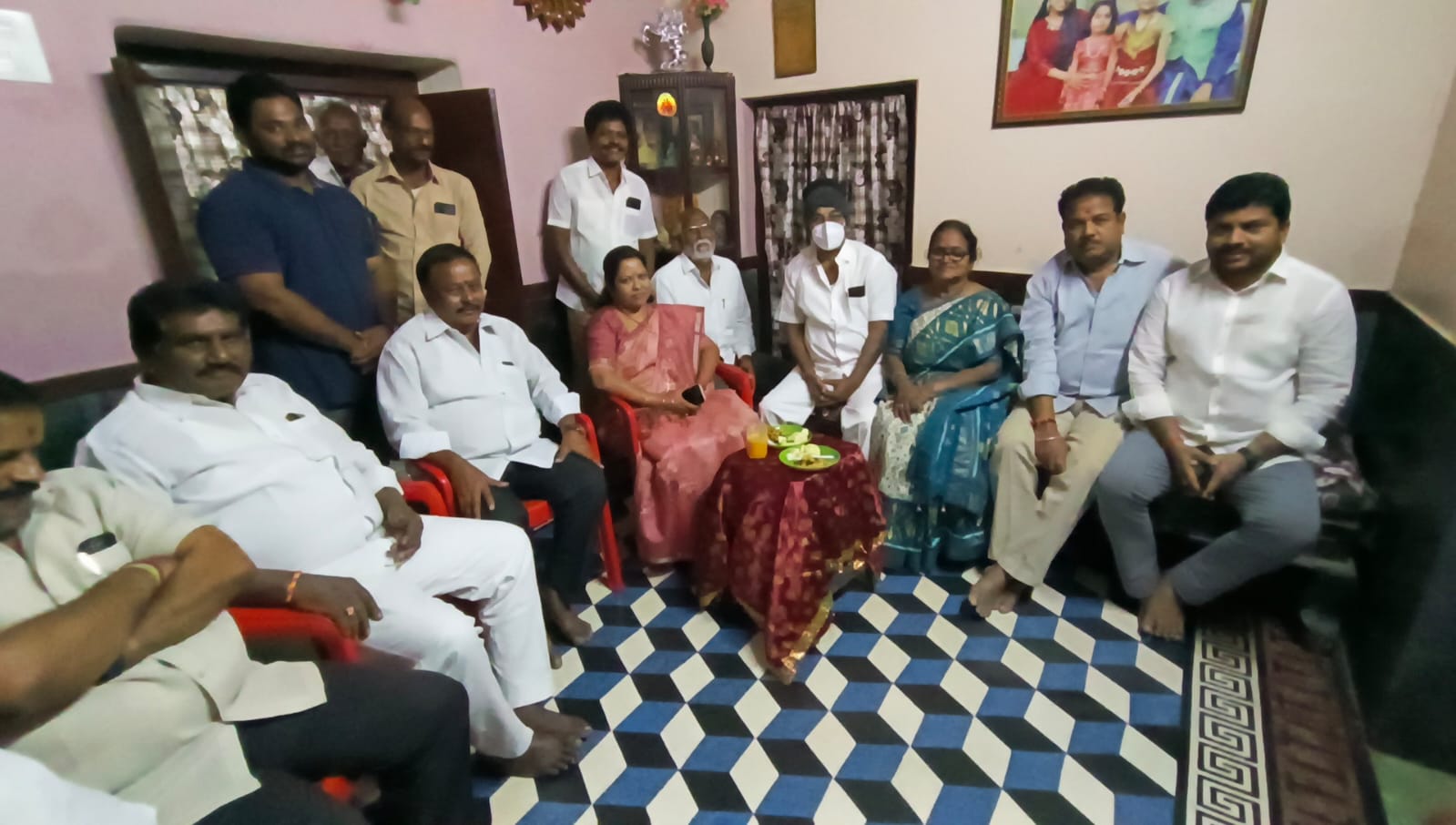 చలమయ్యను కలిసి యోగక్షేమలు అరిగి తెలుసుకున్న పలువురు రాజకీయ ప్రముఖులు
