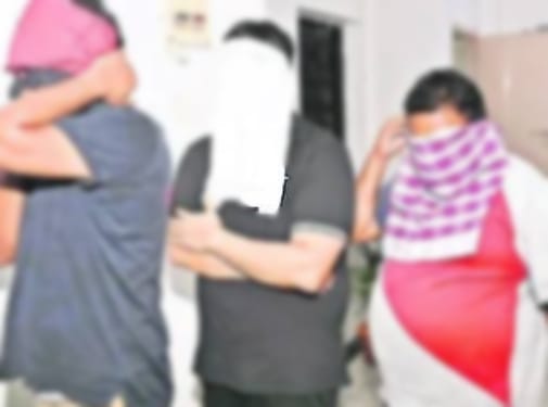 వ్యభిచార గృహంపై పోలీసుల దాడి