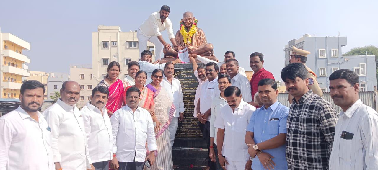 ప్రజలకు 420 హామీలిచ్చి. 420 రోజులు గడిచిన నెరవేర్చని కాంగ్రెస్,,గాంధీ విగ్రహానికి వినతి పత్రం సమర్పించిన బిఆర్ఎస్ శ్రేణులు