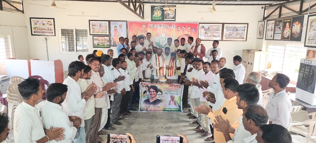 కాంగ్రెస్ పార్టీ ఎ ఐ సి సి జాతీయ  ప్రధాన కార్యదర్శి ప్రియాంక గాంధీ జన్మదిన వేడుకలు