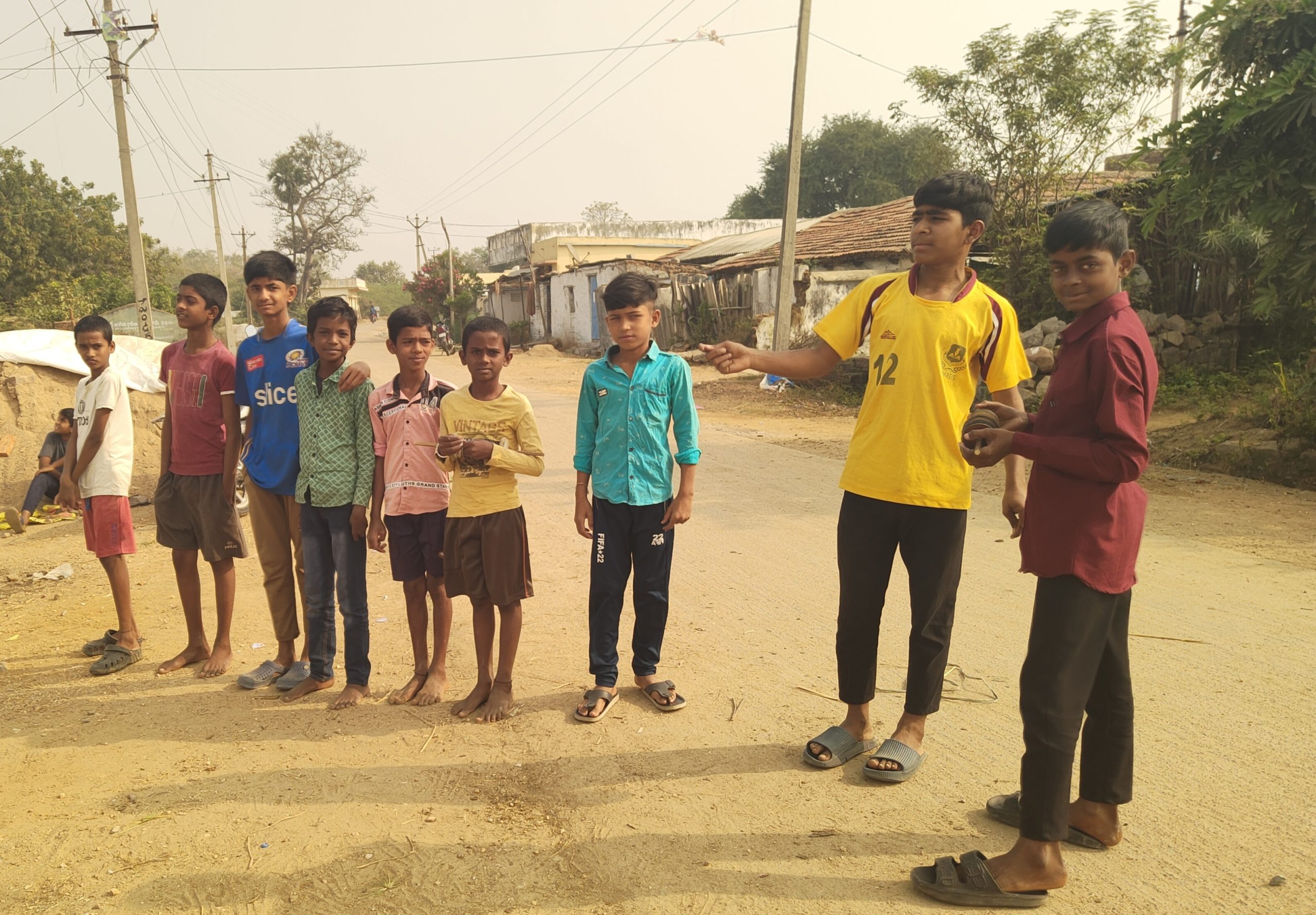 గాలిపటాలను ఎగరవేసిన చిన్నారు..