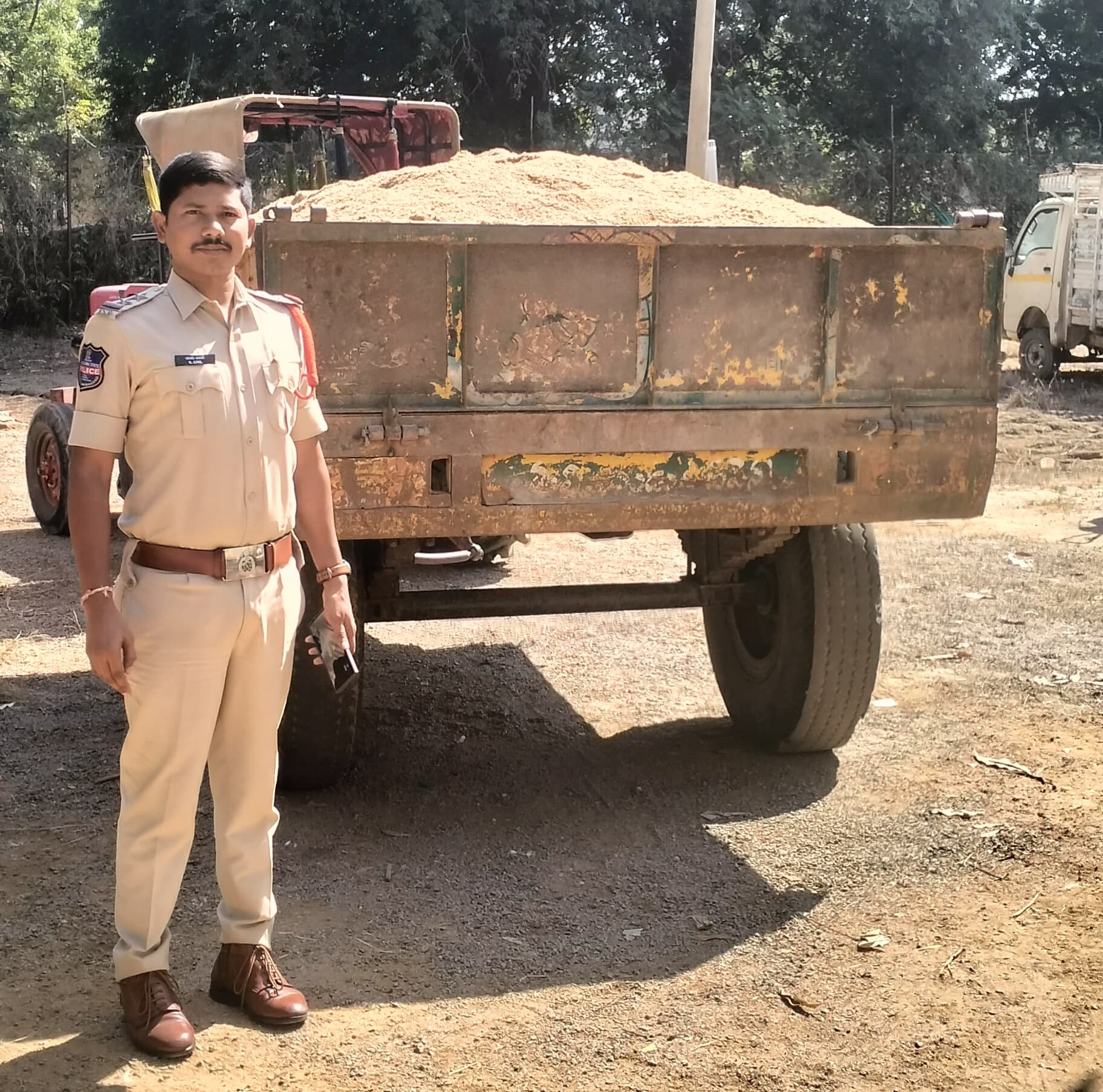 అనుమతులేని అక్రమ రవాణా ఇసుక పట్టివేత