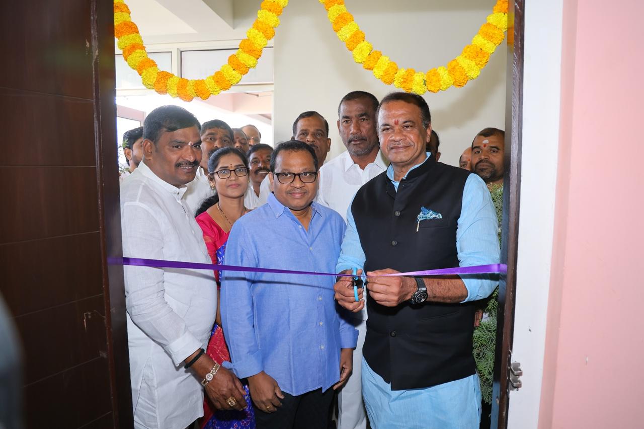 తెలంగాణ సినిమాటోగ్రఫీ మంత్రి కోమటిరెడ్డి వెంకటరెడ్డి చేతుల మీదగా రమేష్ స్టూడియోస్ ఘన ప్రారంభం