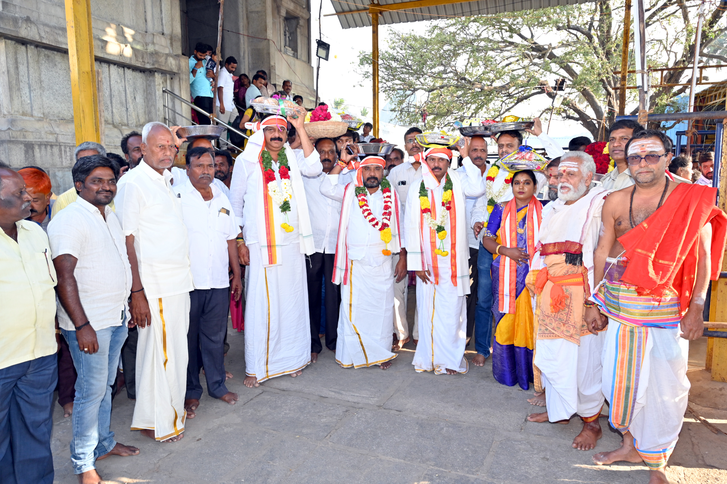 మణికంటేశ్వర స్వామివారికి పట్టువస్తాలు సమర్పించిన ఎమ్మెల్యే మురళీమోహన్