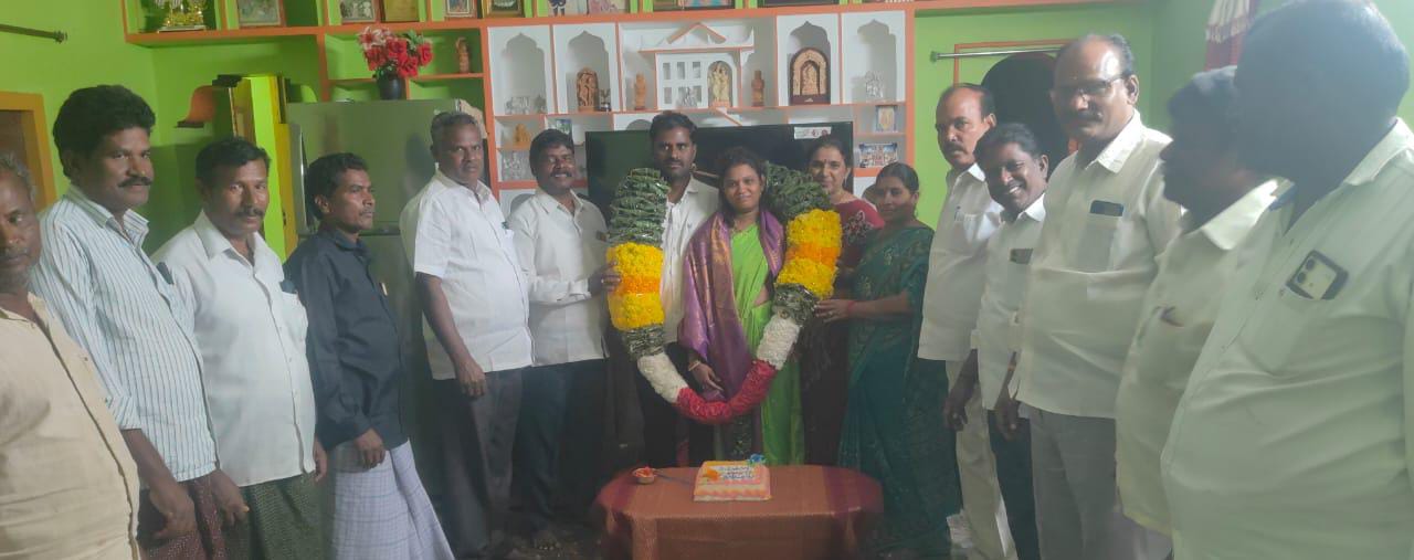 వైసిపి నియోజకవర్గ మహిళా అధ్యక్షురాలు గా ఎన్నికైన రాధిక కు పార్టీ శ్రేణులు సన్మానం