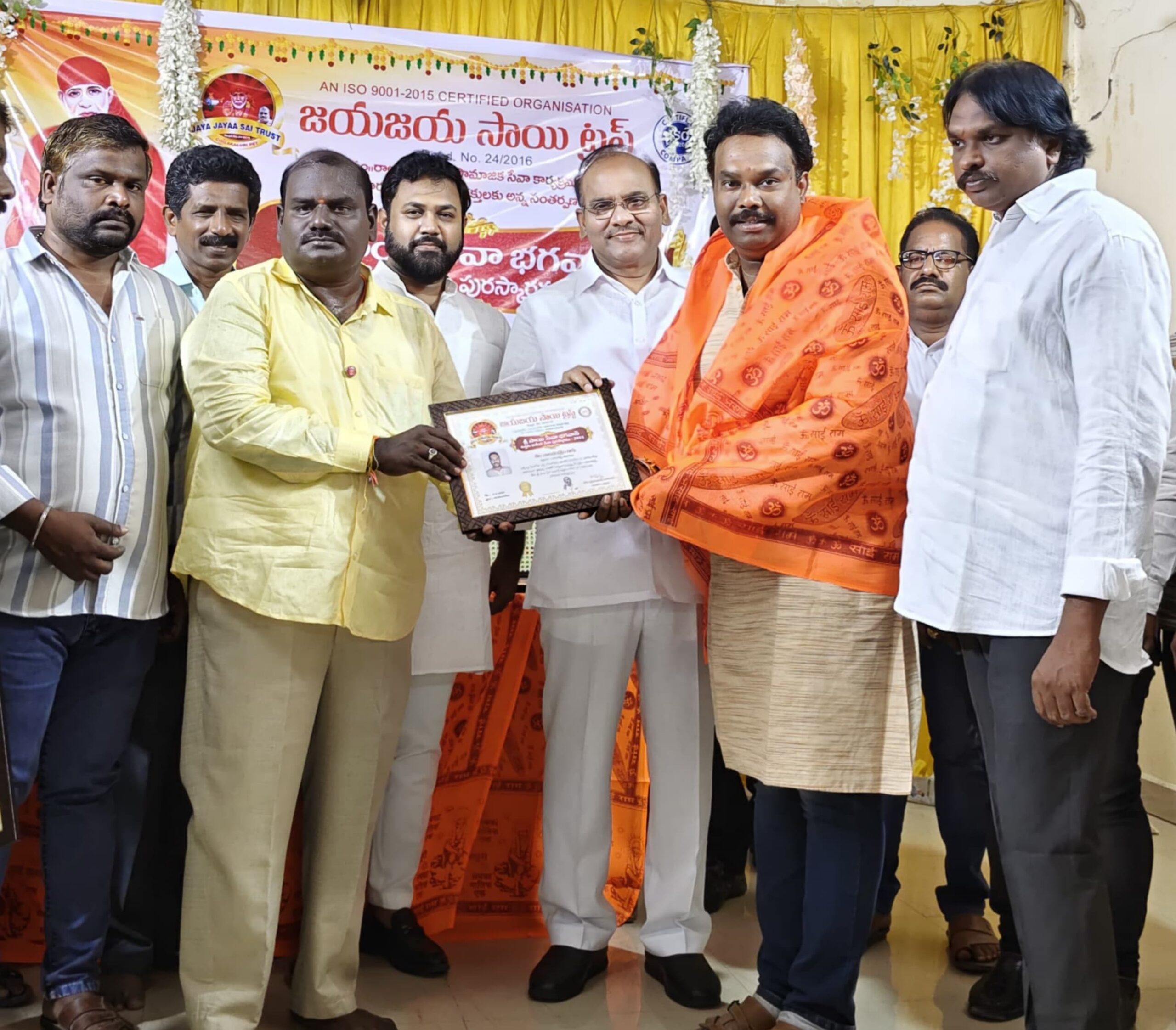 డాక్టర్ బాలు కు జాతీయ సేవా పురస్కారాన్ని అందజేసిన ఎమ్మెల్యే పత్తిపాటి పుల్లారావు