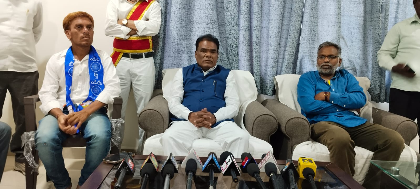 నిందితులను 24 గంటల్లో అరెస్టు చేసి కఠినంగా శిక్షించాలని రాష్ట్ర ఎస్సీ,ఎస్టీ,కమిషన్ చైర్మన్ బట్టి వెంకటయ్య