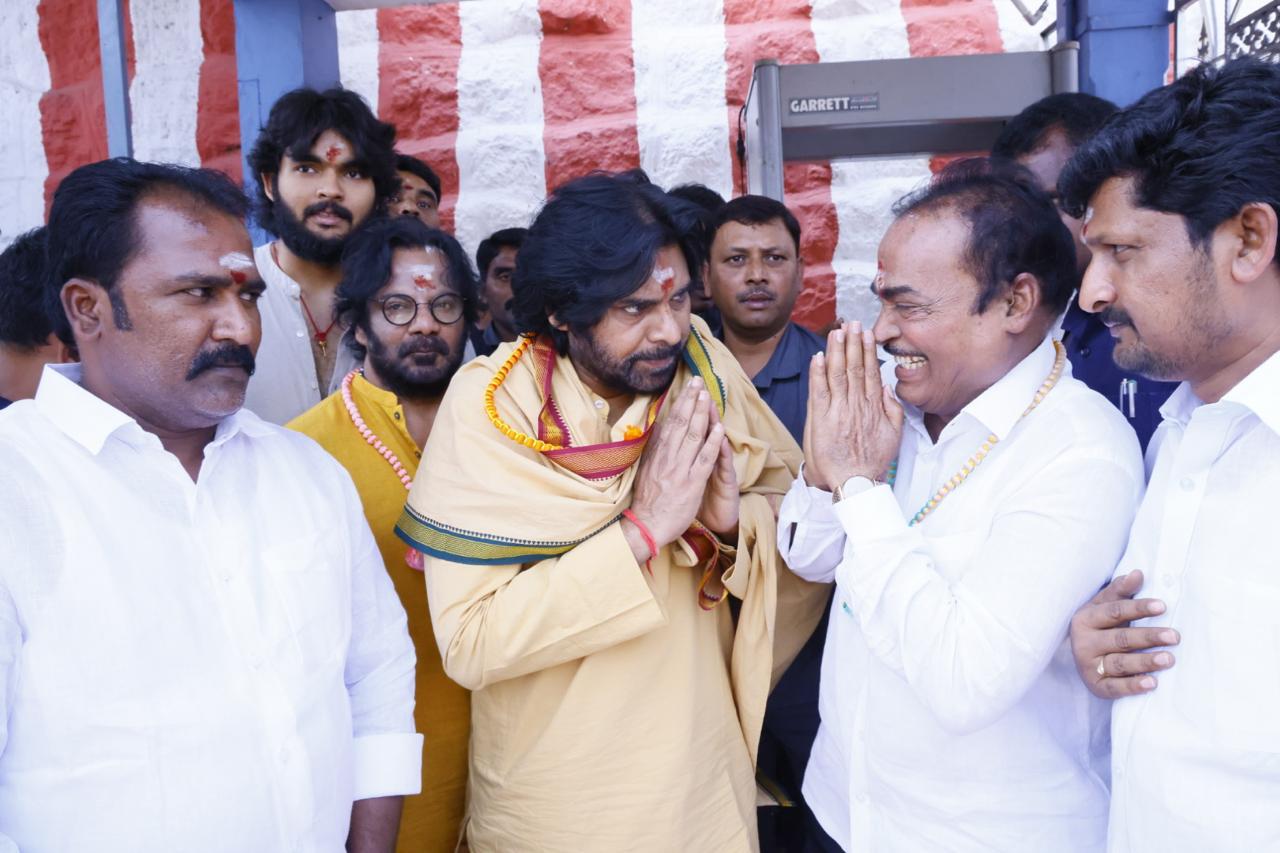 పవణ్ కళ్యాణ్ కు స్వాగతం పలికిన ఎమ్మెల్యే ఆరణి