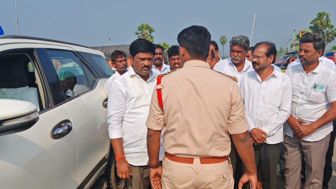 చలో తునికి బయలుదేరిన మురళి రాజును అడ్డుకున్న పోలీసులు