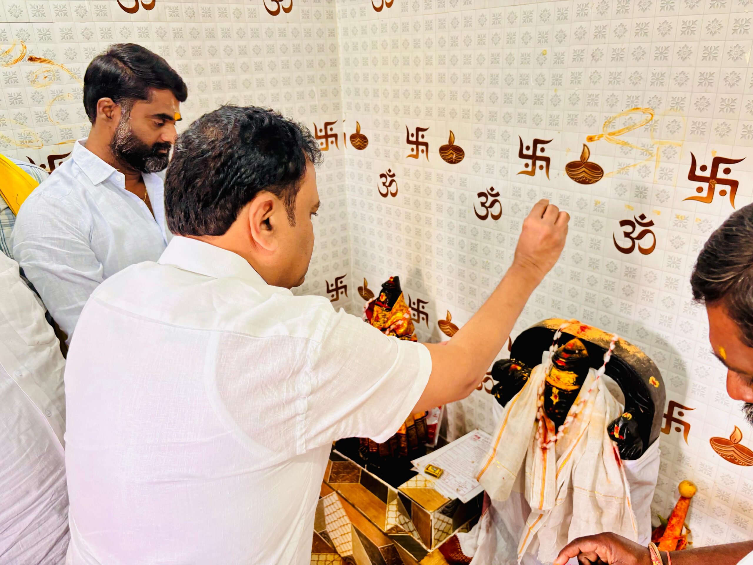 బీరప్ప గుడి మొదటి వార్షికోత్సవంలో పాల్గొన్నా ఎమ్మెల్యే తోట.