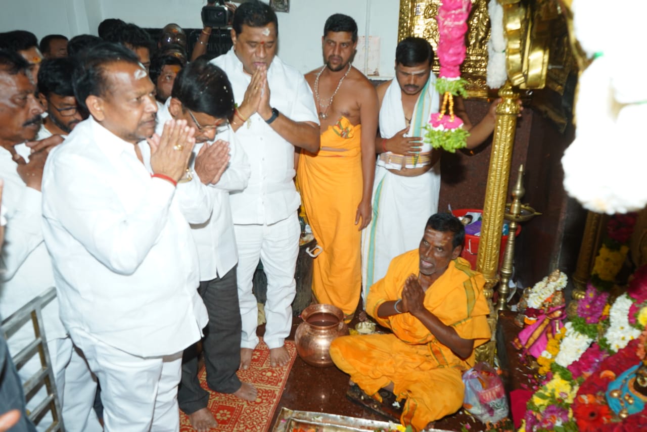 ఆపరమేశ్వరుడి ఆశీస్సులు ప్రజలందరి పై ఉండాలి.