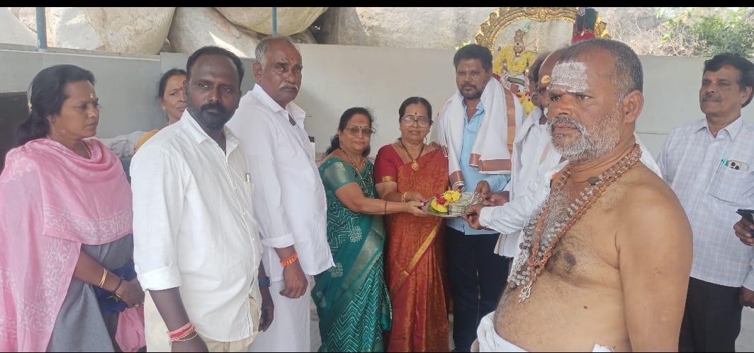 చీకూరిపల్లి సిద్దేశ్వర స్వామి ఆలయానికి ఒక లక్ష రూపాయలు విరాళం అందించిన డి.సరస్వతి ఎన్ పి సుధాకర్ నాయుడు.