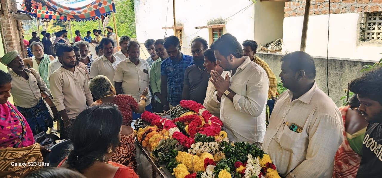 తిప్పినాయుడు పల్లి చంగలరాయలు భౌతికకాయానికి నివాళులర్పించిన నియోజకవర్గ తెలుగు యువత అధ్యక్షులు గురుసాల కిషన్ చంద్