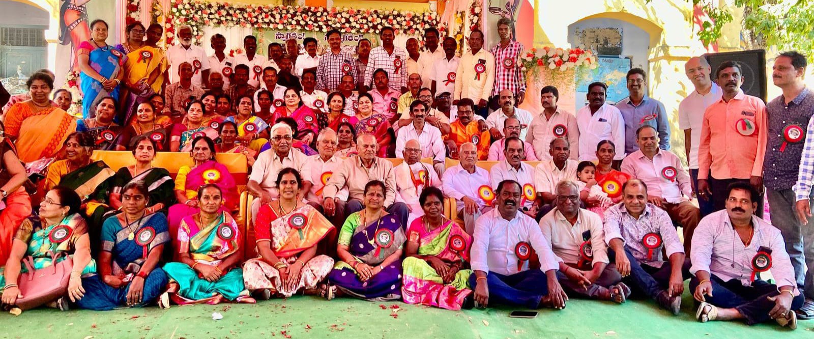ఘనంగా పూర్వ విద్యార్థుల అపూర్వ సమ్మేళనం- ఉల్లాసంగా ఉత్సాహం గడిపిన వైనం  గురువులను సన్మానించి ఆశీర్వచనాలు తీసుకున్న పూర్వ విద్యార్థులు