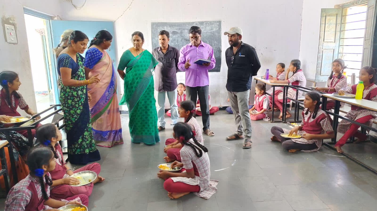మెనూ ప్రకారం విద్యార్థులకు భోజనం అందించాలి.