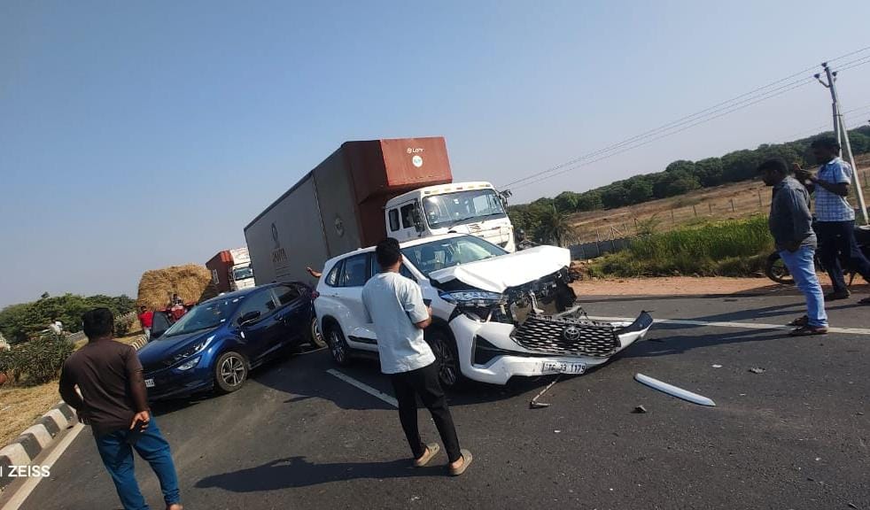 పుటన్‌దొడ్డి శివారులో ఓవర్ స్పీడ్ కలకలం కారు, మరో కారును ఢీకొట్టి ప్రమాదం