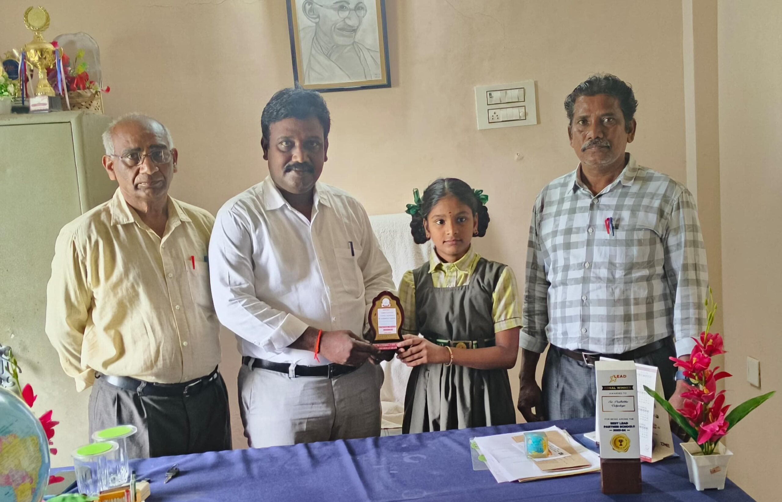 తుమ్మల ఐశ్వర్యని అభినందించిన శ్రీ ప్రతిభ విద్యాలయ అధినేత దాసం శేషారావు