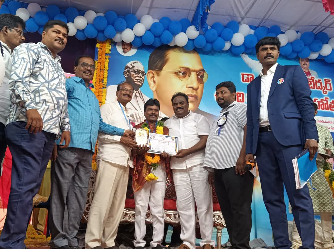 అంబేద్కర్ ఉగాది పురస్కారం అందుకున్న ఖండవల్లి లోవరాజు…