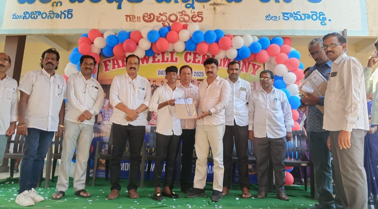 సొంత డబ్బులతో పదో తరగతి విద్యార్థులకు పరీక్ష ప్యాడ్ ల పంపిణీ..