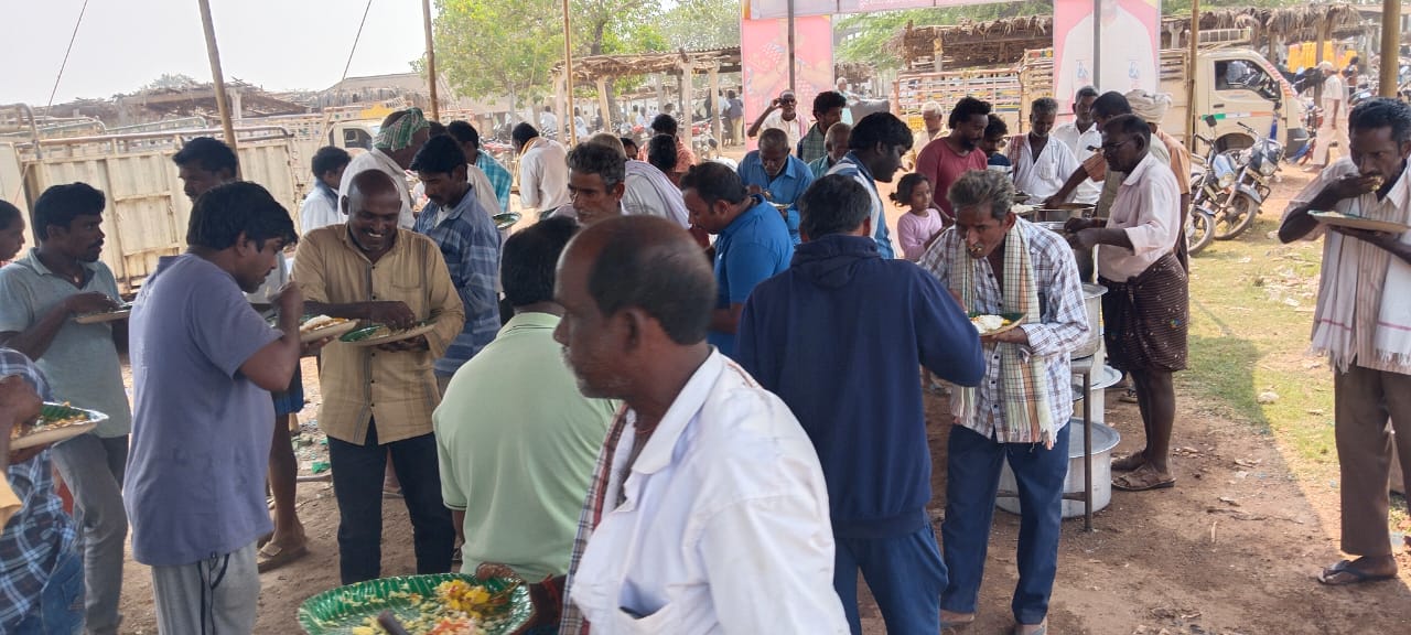 అన్నదాత సుఖీభవ అంటూ 136 వారం కూడా కొనసాగుతున్న డొక్కా సీతమ్మ అన్న సదుపాయ కేంద్రం– సాయి ప్రియ సేవా సంస్థ వ్యవస్థాపక అధ్యక్షులు జ్యోతుల శ్రీనివాస్